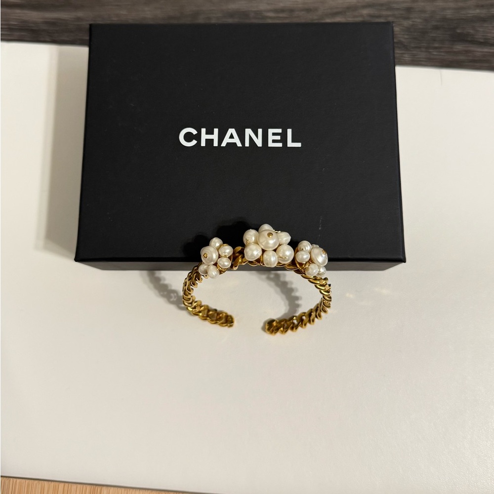 CHANEL 1997 Gold Chain Cuff Camellia Pearl Bracelet
